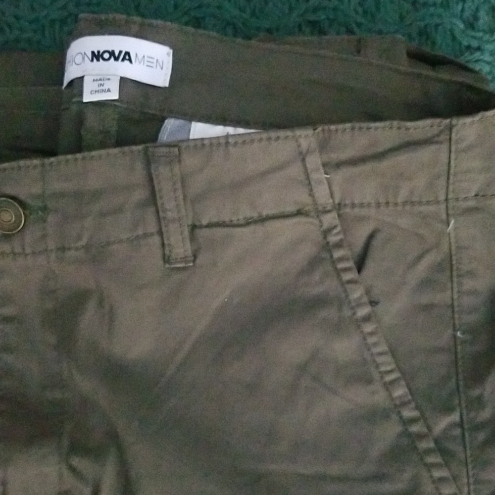 Fashion Nova Men's Olive Green Cargos with 8 pockets. Size 32